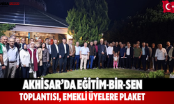 Akhisar’da Eğitim-Bir-Sen toplantısı, emekli üyelere plaket