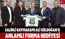 Salihli Kaymakamı Ali Güldoğan’a Anlamlı Forma Hediyesi
