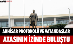 Akhisar Protokolü ve Vatandaşlar Atasının İzinde Buluştu