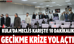 Kula'da Meclis Karıştı! 10 Dakikalık Gecikme Krize Yol Açtı