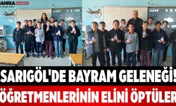 Sarıgöl'de Bayram Geleneği! Öğretmenlerinin Elini Öptüler