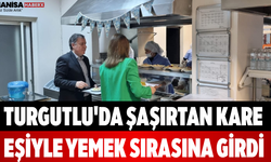 Turgutlu'da Şaşırtan Kare Eşiyle Yemek Sırasına Girdi