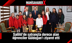 Salihli’de satrançta derece alan öğrenciler Güldoğan’ı ziyaret etti