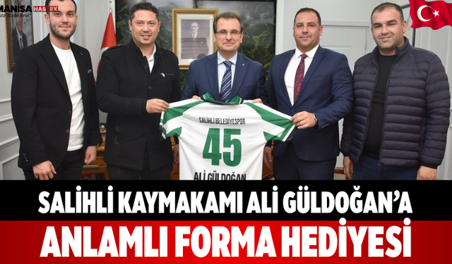 Salihli Kaymakamı Ali Güldoğan’a Anlamlı Forma Hediyesi