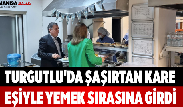 Turgutlu'da Şaşırtan Kare Eşiyle Yemek Sırasına Girdi