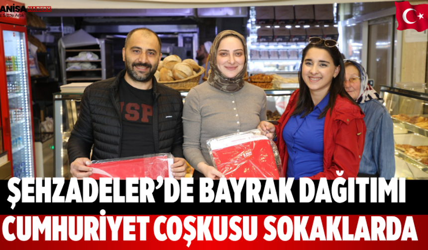 Şehzadeler’de Bayrak Dağıtımı Cumhuriyet Coşkusu Sokaklarda