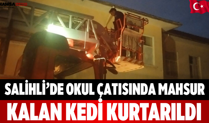 Salihli’de Okul Çatısında Mahsur Kalan Kedi Kurtarıldı