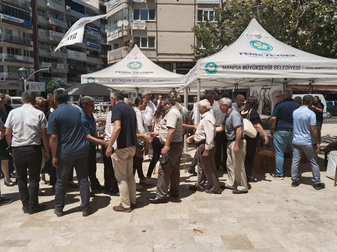 8 kişi ve yazı görseli olabilir