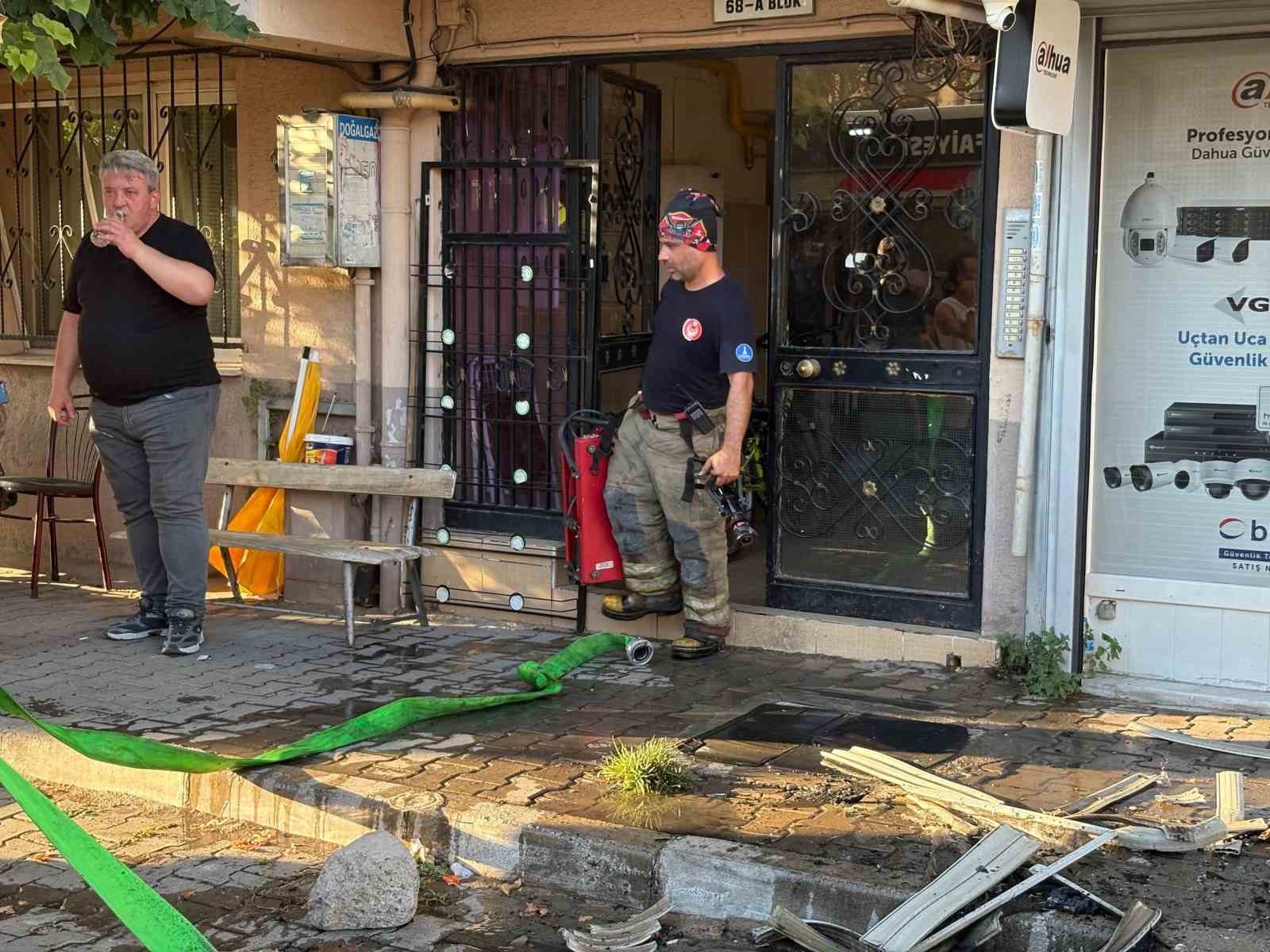 bayraklida-apartmanda-yangin-panigi